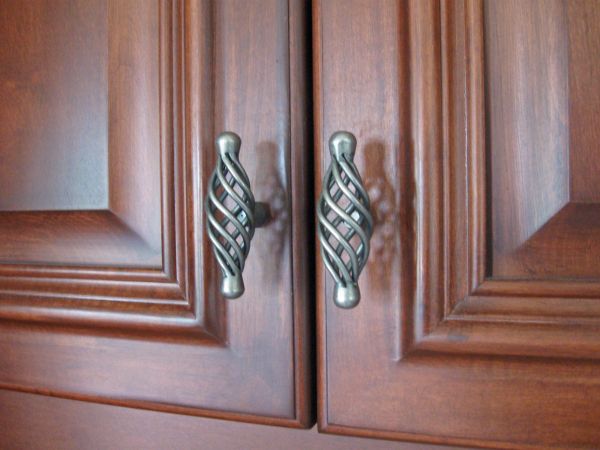 Cabinet Hardware Repair in Elgin